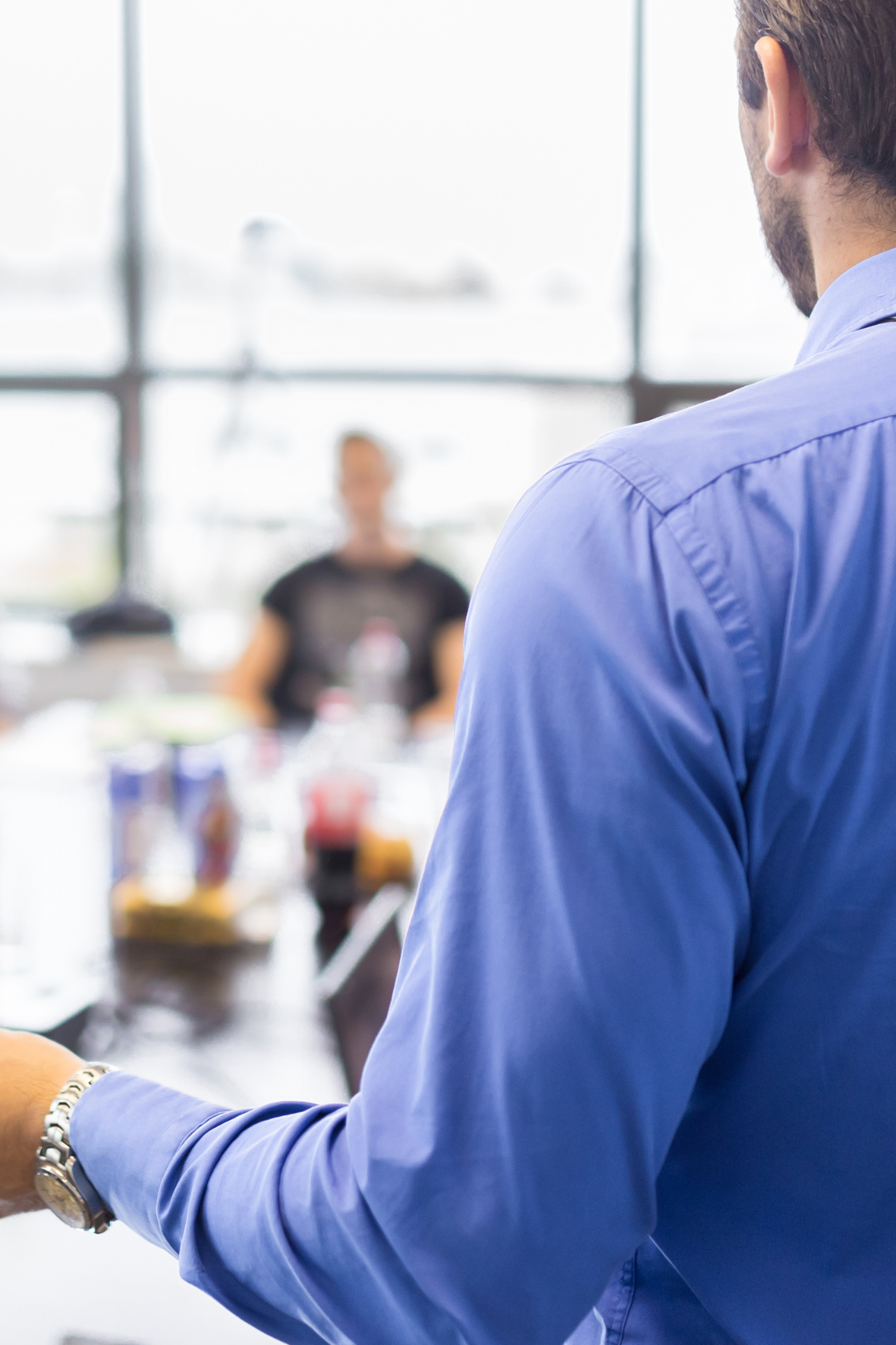 Formateur animant une session devant un groupe en entreprise
