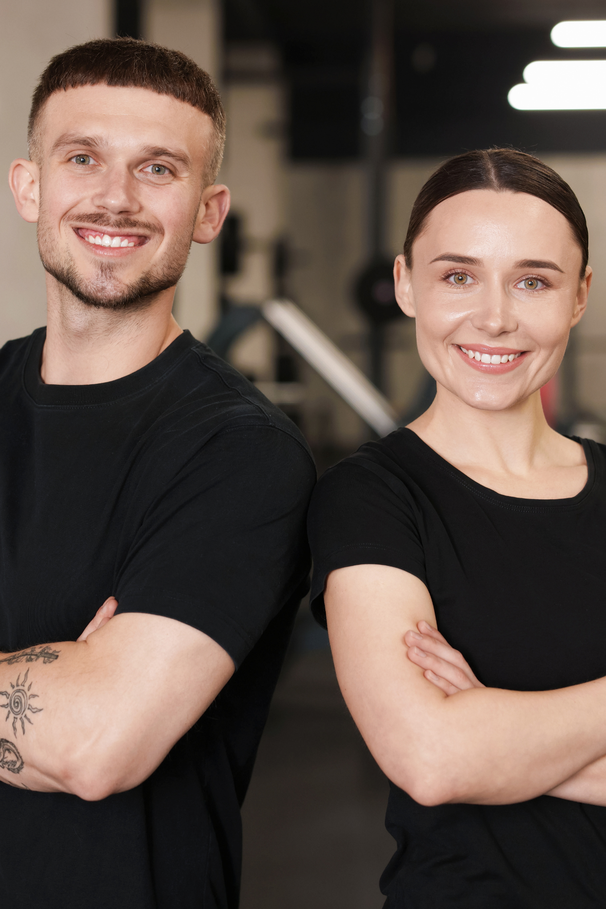 Deux professionnels souriants représentant une équipe engagée